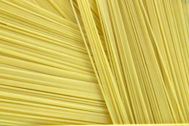 Bu, pişmemiş makarna arka planının bir fotoğrafı. 