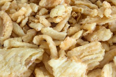 Bu, kızarmış soğanın yakın plan fotoğrafı.