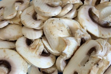 Bu kesilmiş mantarların yakın plan fotoğrafı.