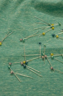 Bu dikiş iğnelerinin kumaşa yerleştirilmiş bir fotoğrafı.