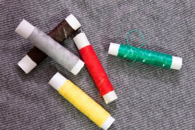 Bu renkli ipliklerin kumaş parçasına yerleştirilmiş bir fotoğrafı.