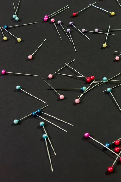 Esta Una Fotografía Pinchos Costura Colores Colocados Sobre Fondo Negro — Foto de Stock