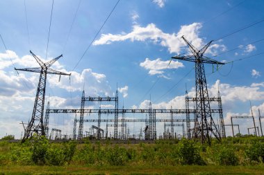 Yüksek gerilim enerji hatları kış. Yüksek gerilim trafo merkezi.