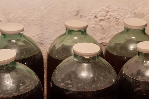 Büyük bodrumda ev yapımı üzüm şarap şişe