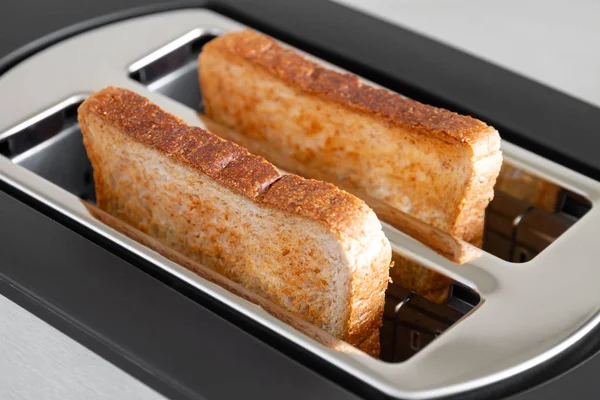 朝食の健康食品 トースターでトーストします テーブルの上のおいしい朝食のトーストをトースター — ストック写真