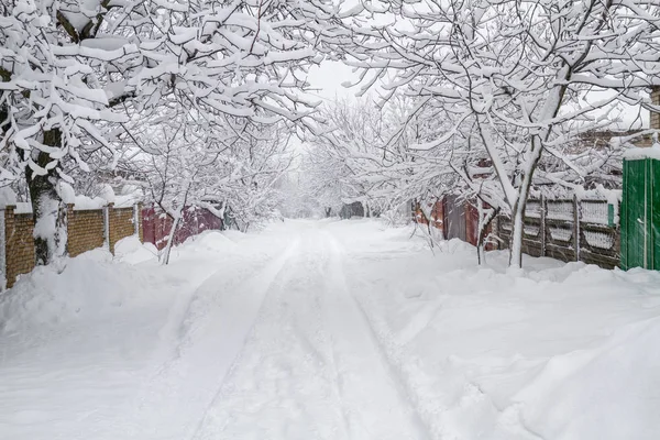 Snowfall na ulicy wsi — Zdjęcie stockowe