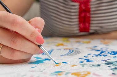 Kız bir fırça boya ile numaraları tarafından tuval üzerine çizer. Sayılarla resim. Tuval üzerinde çizim. Yaratıcı hobi. Yeni başlayanlar için resim. Bir hobi kavramı. Portre, seçici odak