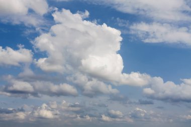 Bulutlu mavi gökyüzü güneşli bir günde.