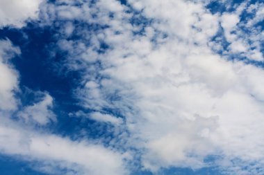 Bulutlu mavi gökyüzü güneşli bir günde.