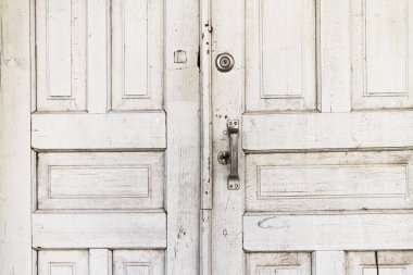 Sokakta eski ışıklı ahşap kapılar. Yakın çekim.