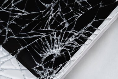 Kırık ekran. Akıllı telefon camı hasar görmüş. Yakın plan, hafif arkaplan, seçici odak