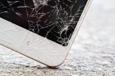 Akıllı telefon yere çarpıyor. Kırık ekran. Yakın çekim, seçici odaklanma