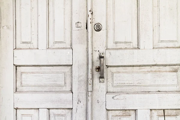 Sokakta eski ışıklı ahşap kapılar. Yakın çekim.