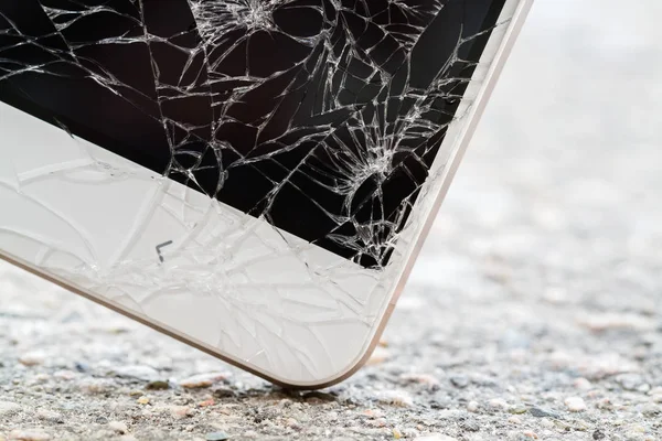 Akıllı telefon yere çarpıyor. Kırık ekran. Yakın çekim, seçici odaklanma