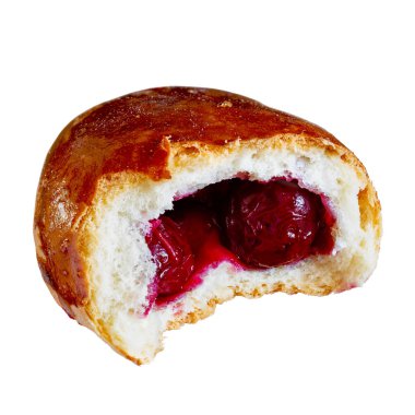 Beyaz arka planda kiraz dolgulu taze kırılmış köfte. Yakın çekim.