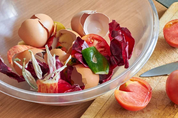 Mutfakta bir kase yiyecek atığı var. Yakın çekim, seçici odaklanma