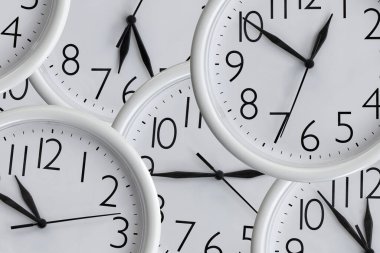 Çeşitli boyutlardaki beyaz analog ofis saatlerinin arka planı