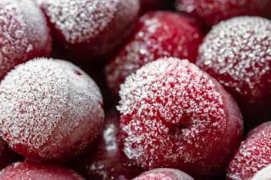 Olgun, donmuş kırmızı ve kestane rengi kirazlı, soğanlı. Doğal organik sağlıklı yiyecekler. Yakın çekim, seçici odaklanma