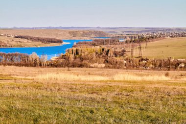 Manzara. Gölet, yonca, çimen, gökyüzü.