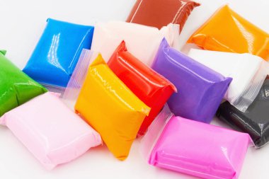 Beyaz arkaplanda modellik yapmak için Renk Modelleme Kili veya Açık Plastikçin