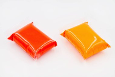 Beyaz arkaplanda modellik yapmak için Renk Modelleme Kili veya Açık Plastikçin