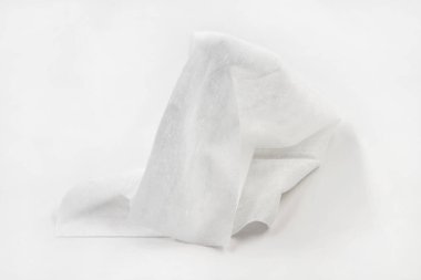 Beyaz arka planda beyaz, ıslak, ferahlatıcı bir mendil.