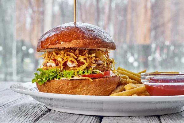 チキンカツ チーズ フライドポテト トマト サラダ ソース ケチャップをホワイトプレートに盛り付け 木の背景を軽くしたハンバーガー — ストック写真