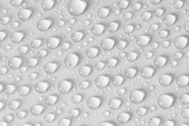 Gri arka planda su damlaları. Üst Manzara. Yakın çekim..