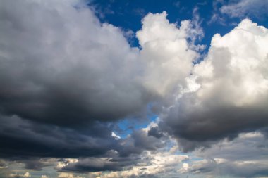 Yağmurdan önce koyu gri fırtına bulutları. Dramatik doğal gökyüzü arkaplanı