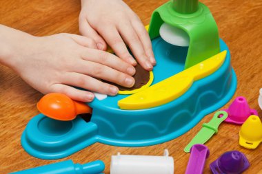 Oyuncak kek fabrikası kullanan bir kızın yaptığı oyuncak kek.