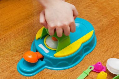 Oyuncak kek fabrikası kullanan bir kızın yaptığı oyuncak kek.