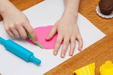 Oyuncak kek fabrikası kullanan bir kızın yaptığı oyuncak kek.