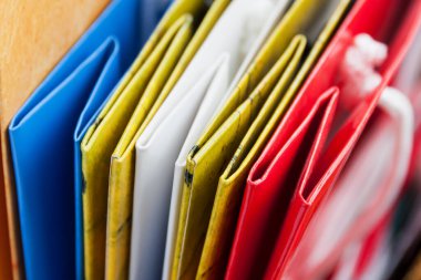 Renkli kağıt alışveriş torbaları. Yakın çekim, seçici odaklanma