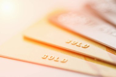 Arka planda kredi kartları var. Seçici odak, yakın çekim, tonlama