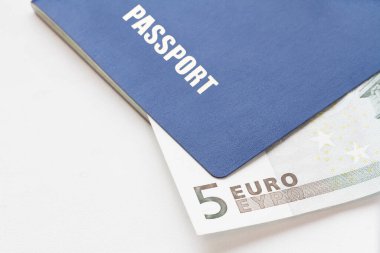 Mavi pasaport ve arka planda beş euro var. Yakın çekim, seçici odaklanma