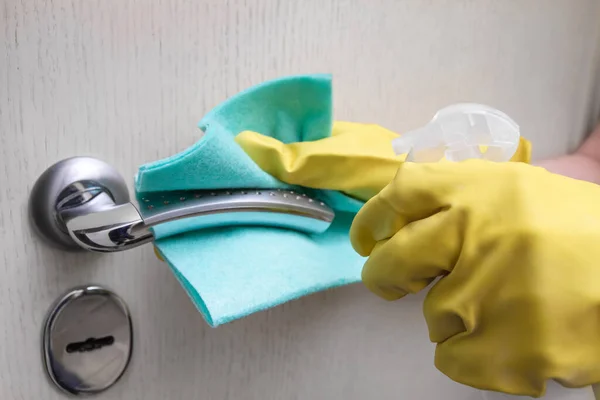 Handen Beschermende Handschoenen Met Vod Spray Reinigingsdeurkruk Ontsmettingsconcept — Stockfoto