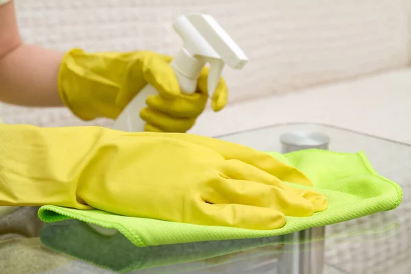 Handen Beschermende Handschoenen Met Vod Spray Reinigen Glazen Salontafel — Stockfoto