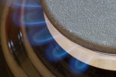 Koyu arkaplanda mavi alevli gaz yakma makinesi ayrıntıları