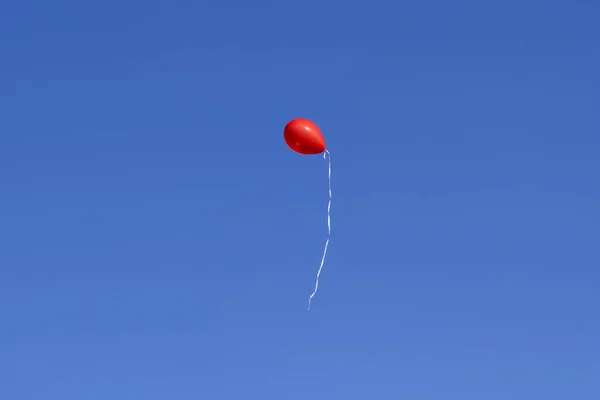 Ballon Rouge Volant Dans Ciel Bleu — Photo