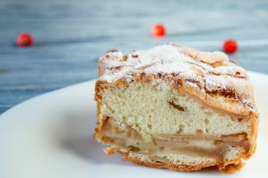 Tahta arka planda ev yapımı bir elmalı turta. Charlotte 'a yakın çekim.