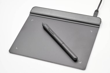 Beyaz arkaplanda grafik tableti ve kalem