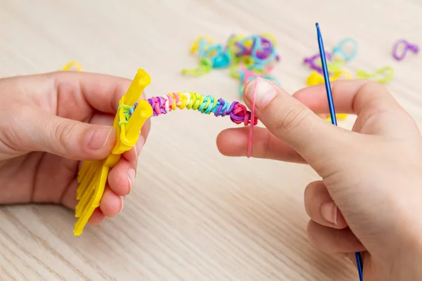 Rubber Band Weaving Knitting Rubber Bands Loom Knit Hands Girl — Stock Photo, Image