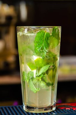 Karanlık arka planda mojito kokteyli. Yakın çekim, seçici odaklanma