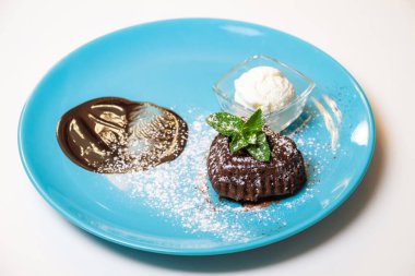 Bir kepçe dondurmalı sıcak çikolata.