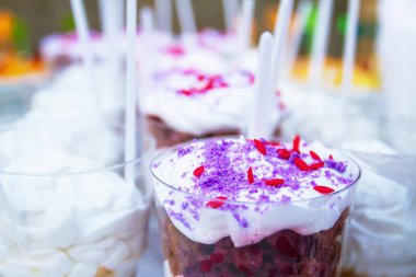 Plastik bardakta tatlı. Yakın çekim, seçici odaklanma