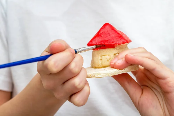 Kleines Mädchen Bemalt Das Haus Aus Ton Oder Salzigem Teig — Stockfoto