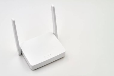 Beyaz kablosuz yönlendirici açık arkaplanda. Yakın plan.