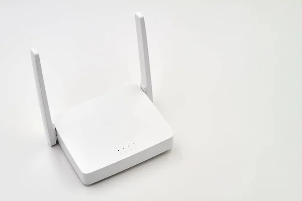 Bílý Bezdrátový Router Světlém Pozadí Detailní Záběr — Stock fotografie