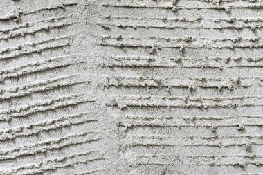 Kiremit döşemeye hazır pürüzlü gri desenli beton duvar. Yakın çekim.