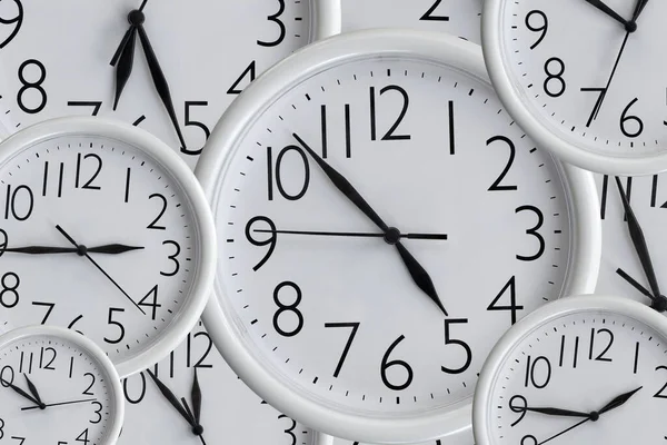 Fondo Del Conjunto Relojes Oficina Redondos Analógicos Blancos Diferentes Tamaños —  Fotos de Stock